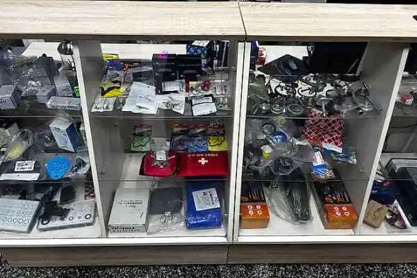 Автозапчастини у вітрині магазину PartsON